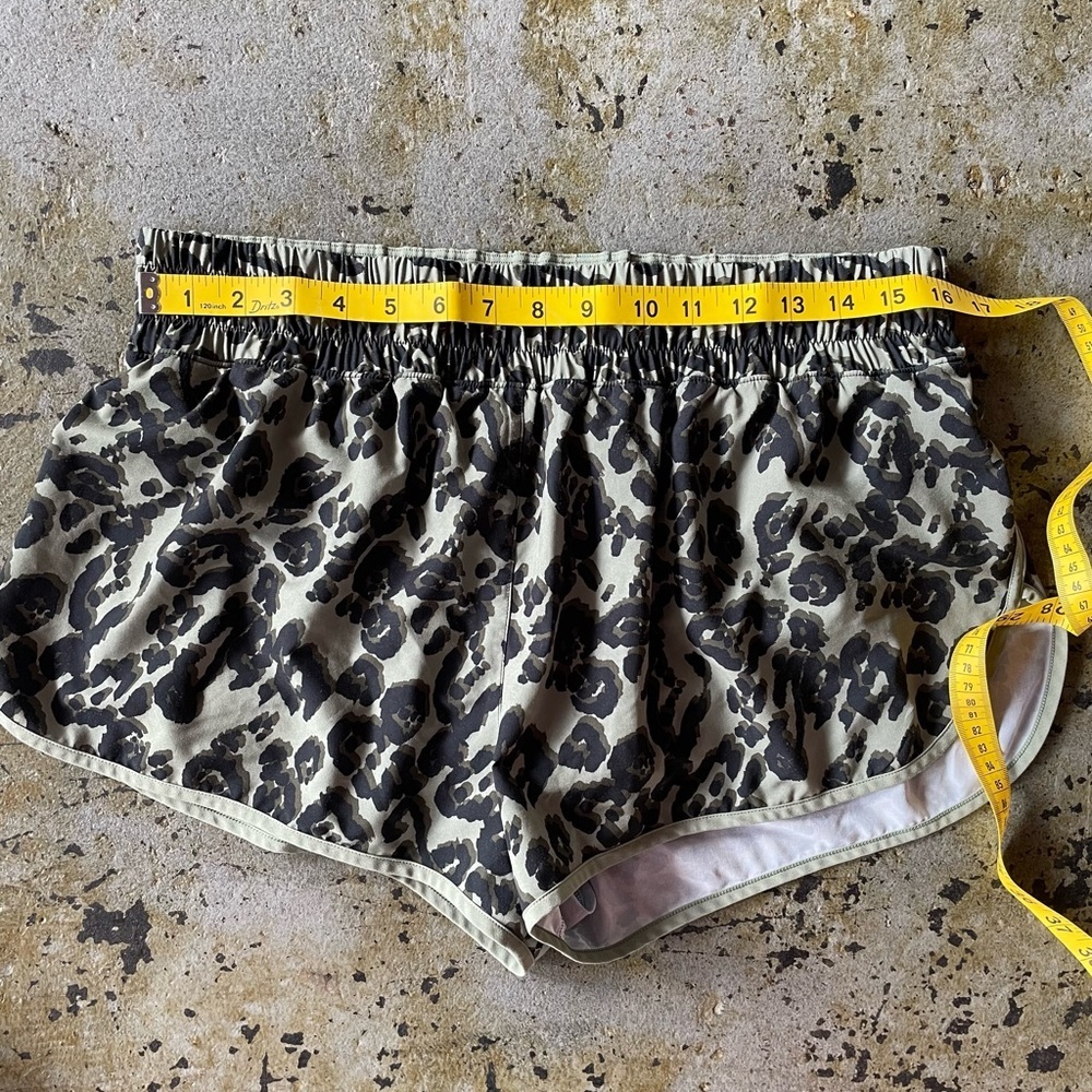 Victoria’s Secret Sport Athletic Shorts in Green/Black Camo Animal Print Size L - Picture 5 of 5